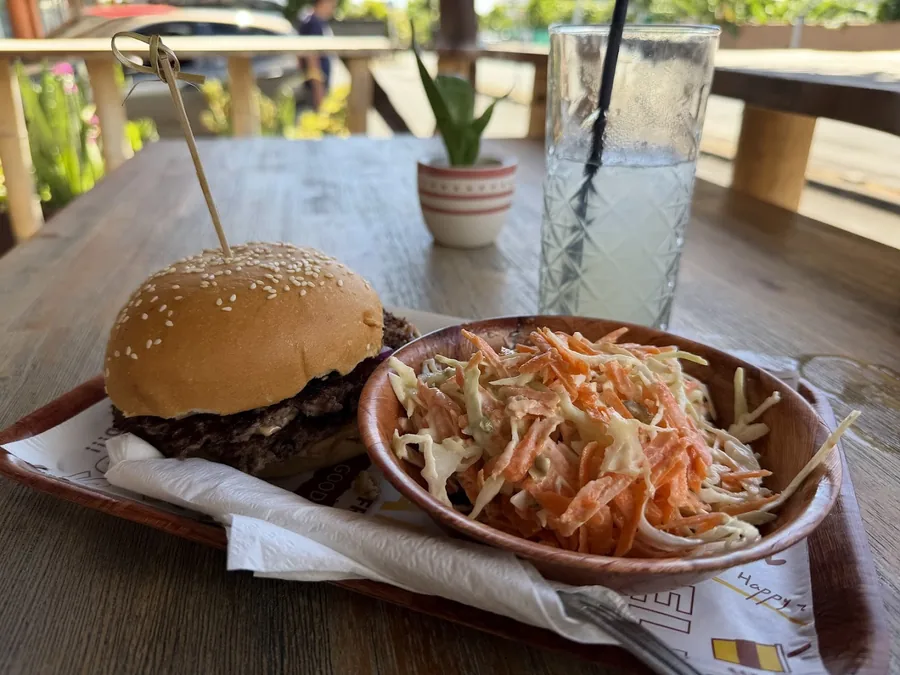 KISS Tahitian Burgers, burger smashé servi avec coleslaw maison et citronnade