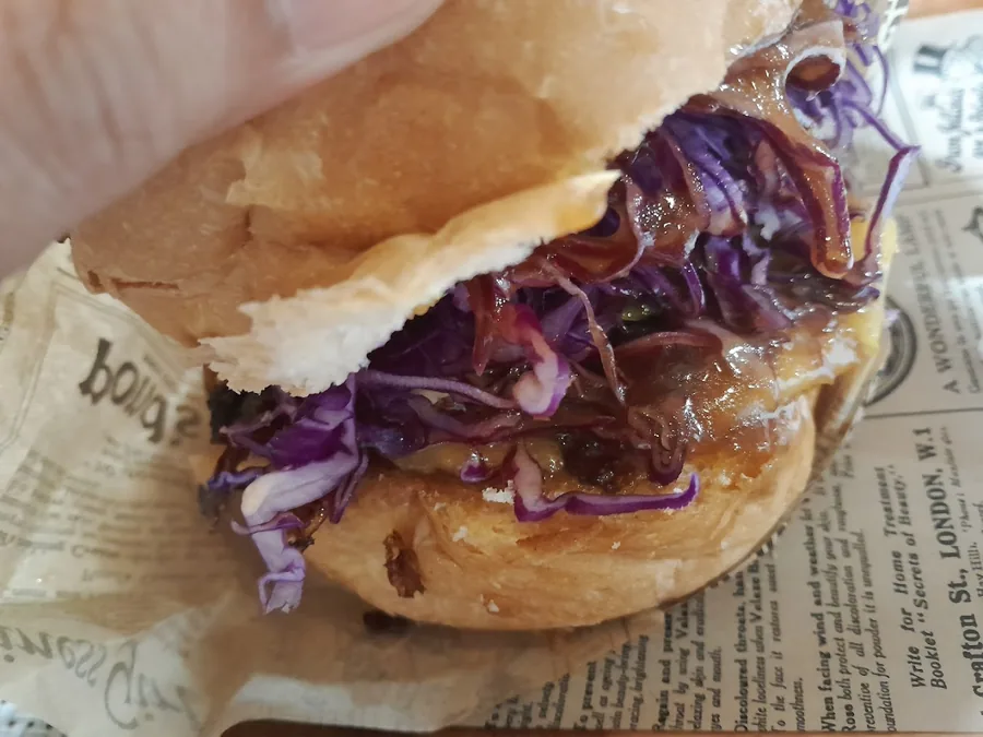 KISS Tahitian Burgers, burger au porc effiloché, chou rouge et sauce barbecue